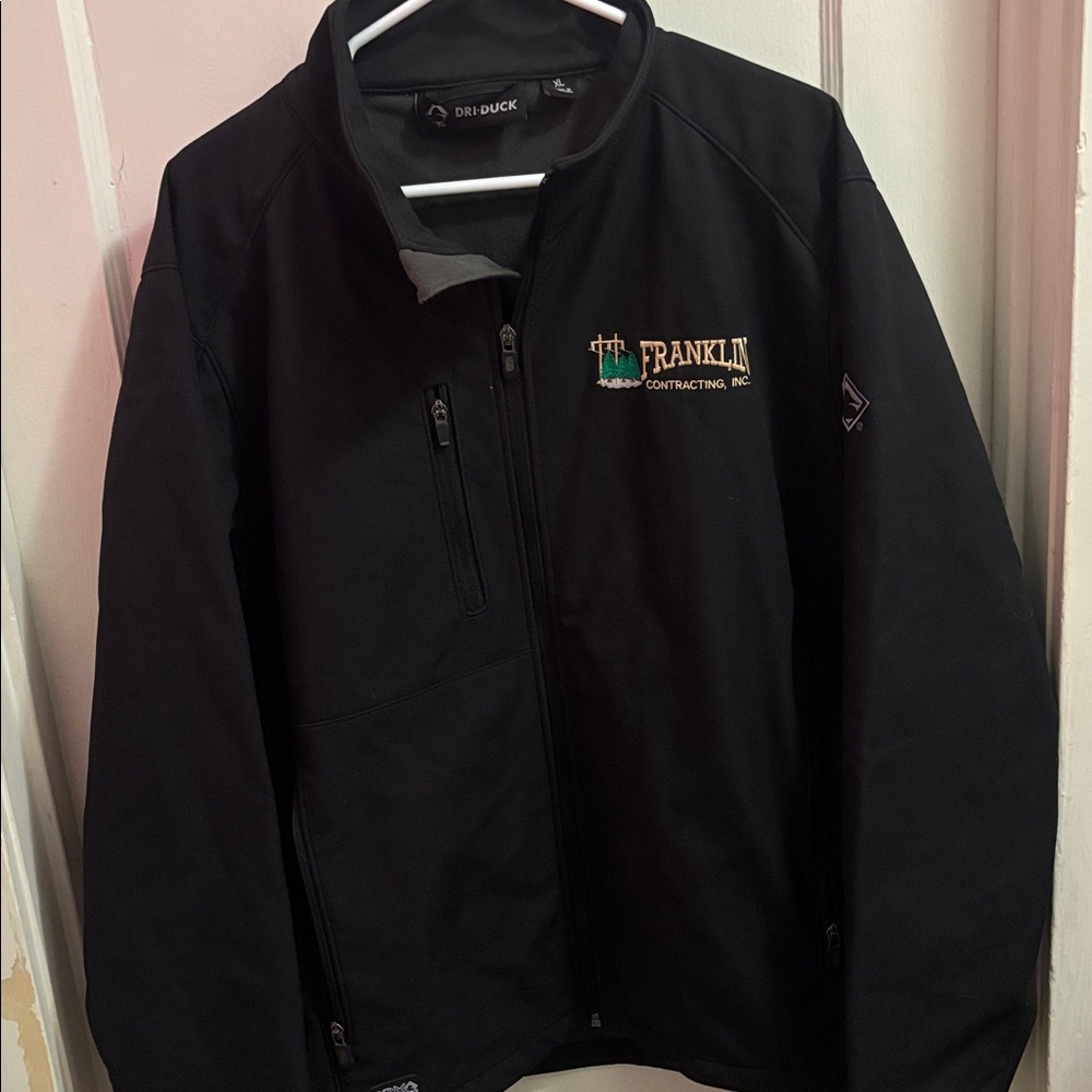 Dri Duck Soft Shell Jacket
Company embroidery but jacket in great shape xl